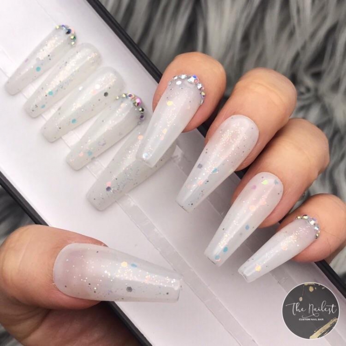 Glossy Pearl White False Nails with Glitter